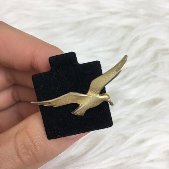 Vintage Jewelry - Gold Tone Seagull Pin